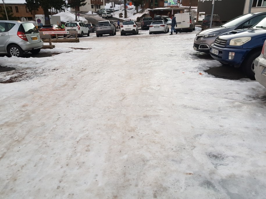 petit parking departemental reservé aux commerces