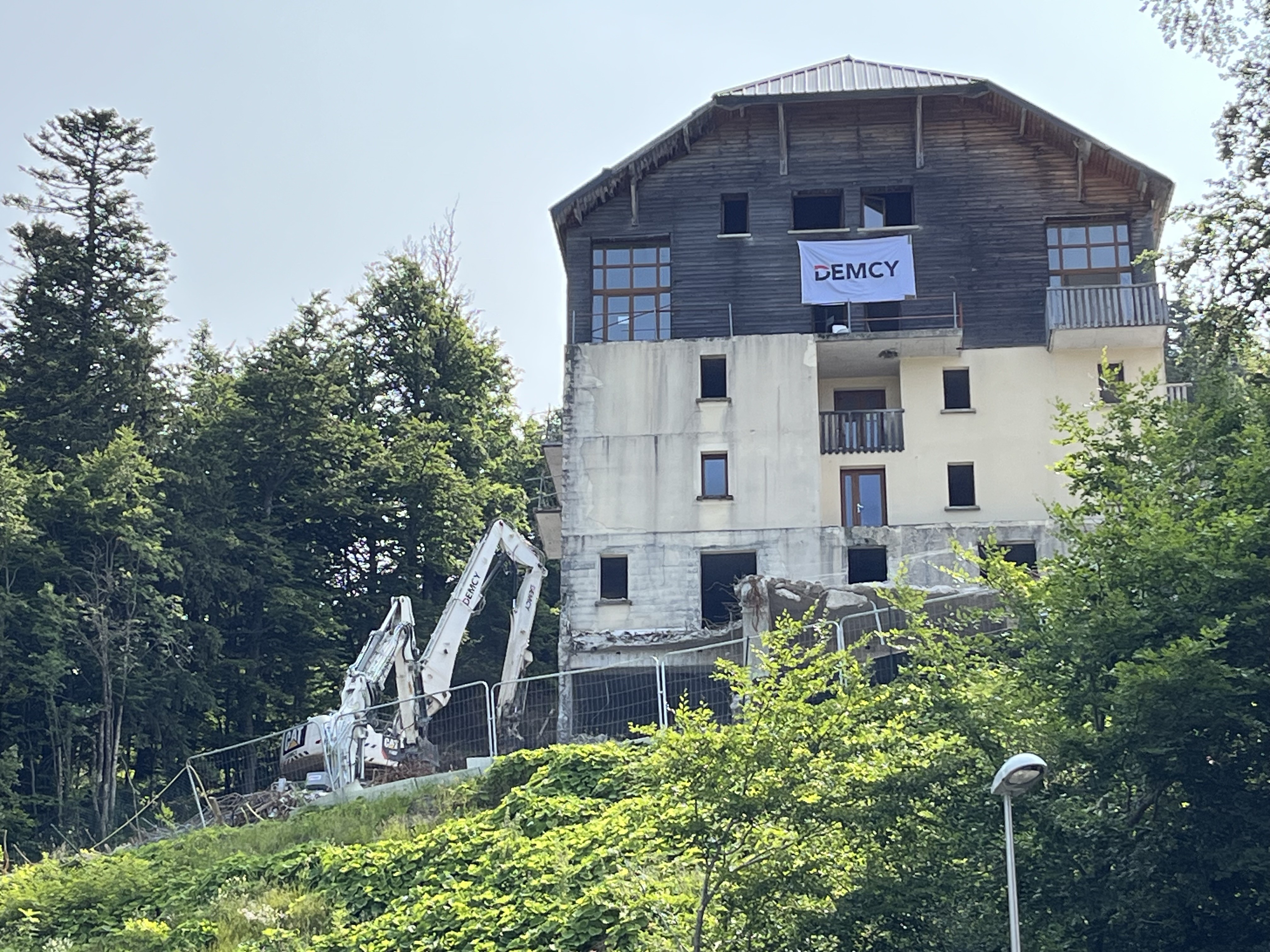 28 juin les grues entament le 4 eme batiment