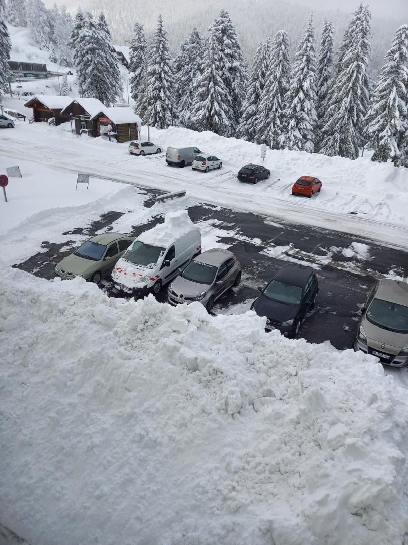 892 le parking au pied de sumene apres deneigement