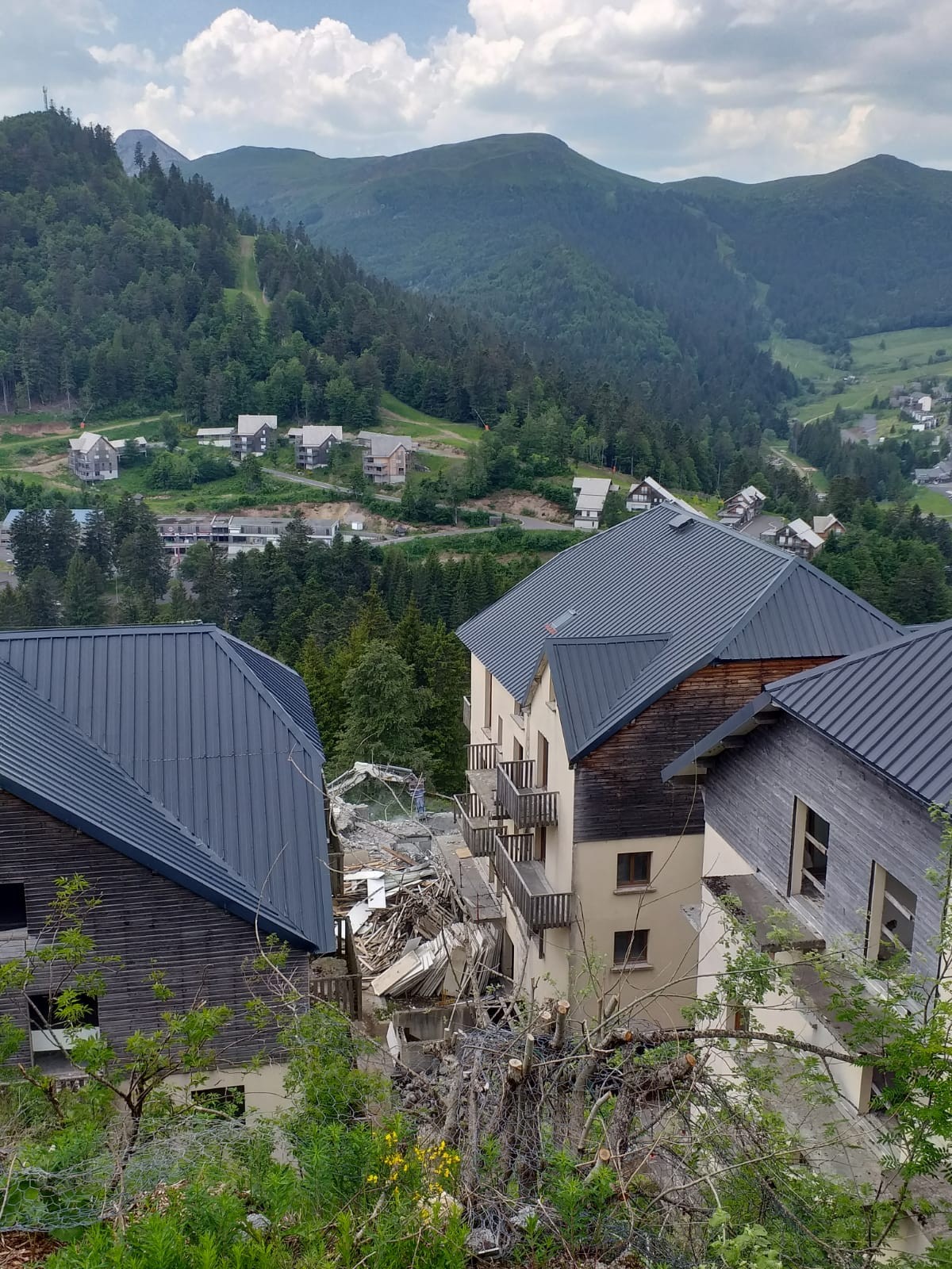 Debut juin materiaux pour recyclage au milieu de la cour