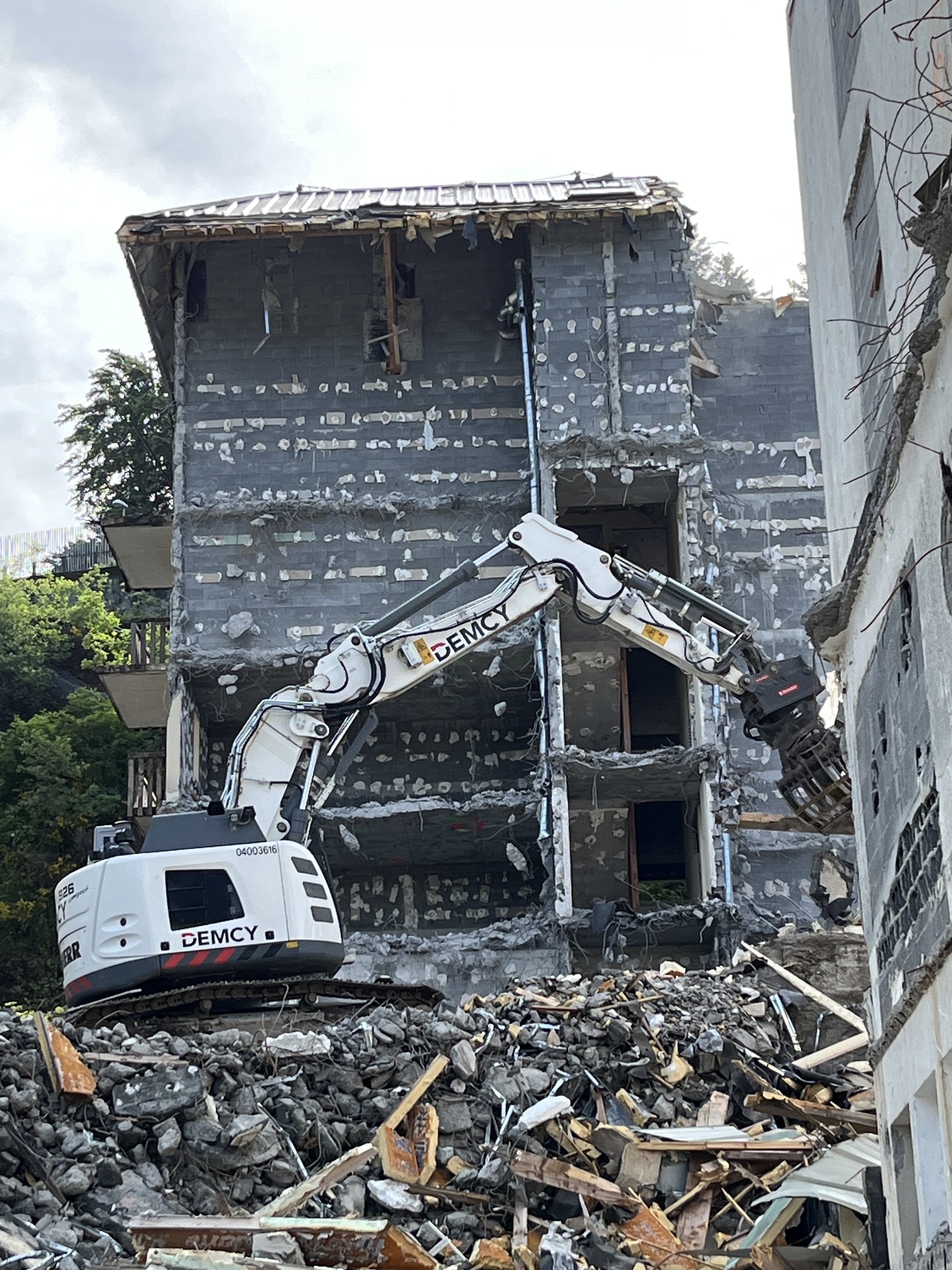 19 juin : 2ème batiment en cours démolition