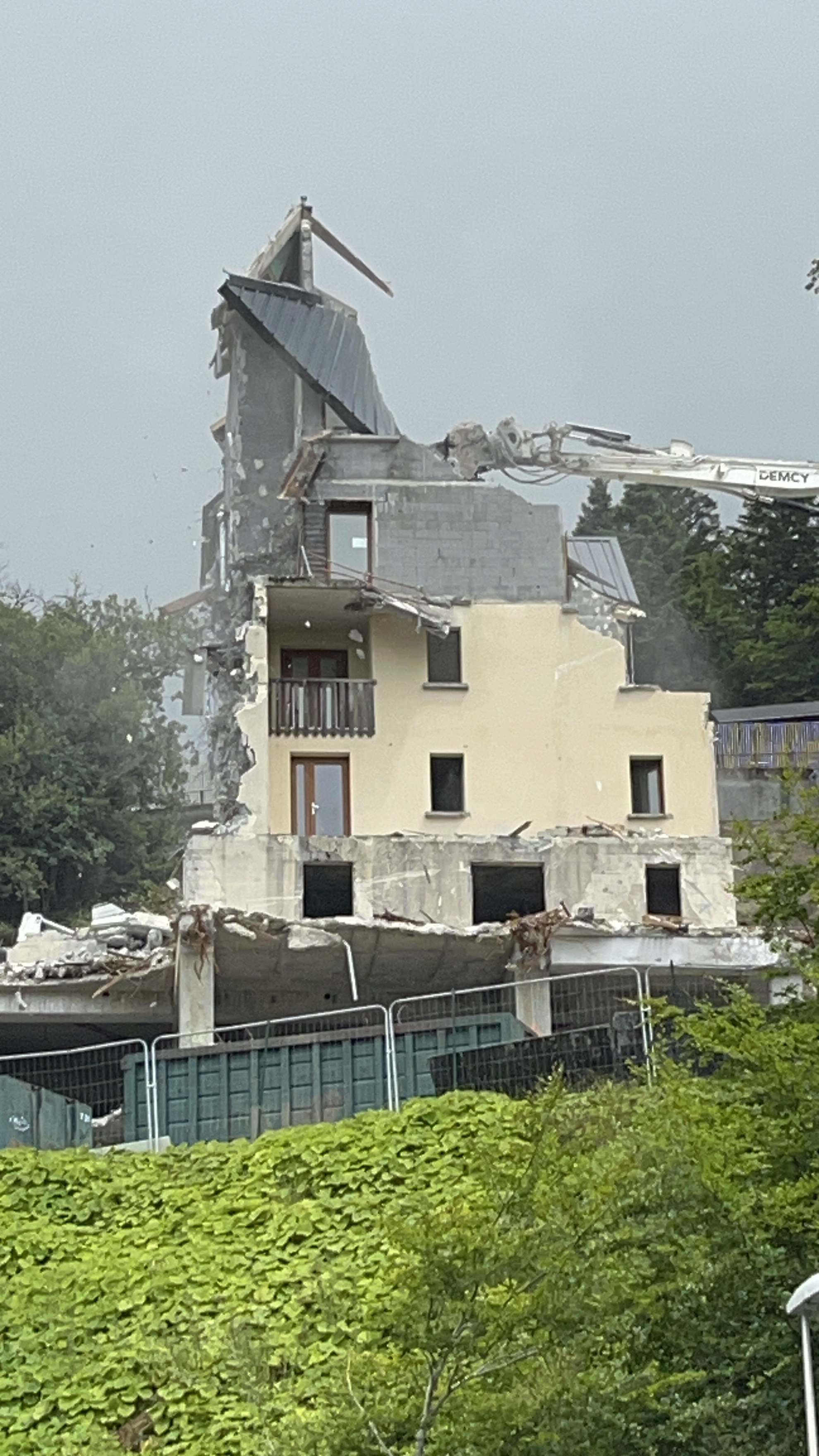 vue de la route au dessous dans le virage 2700