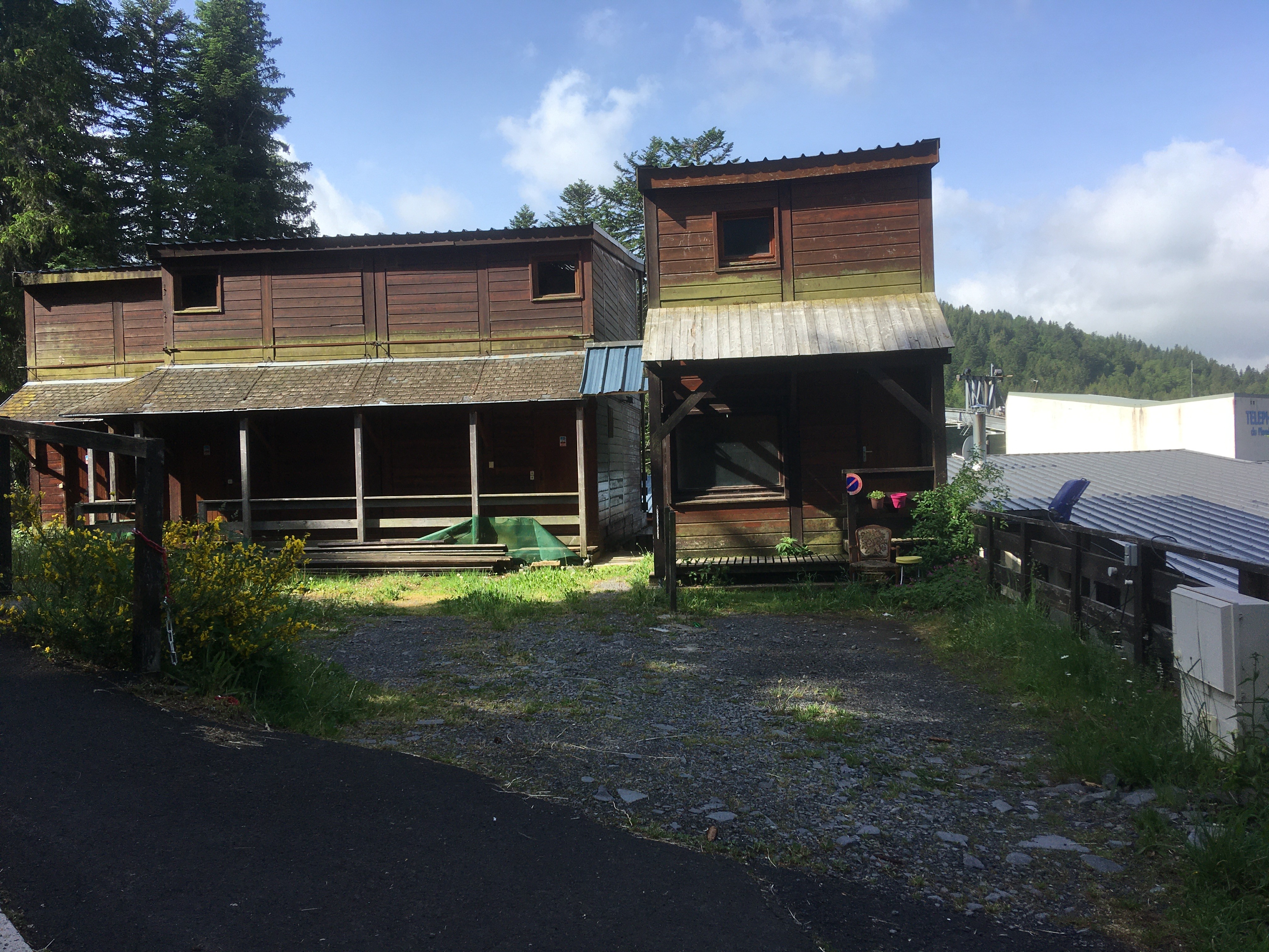 juin 2021 les 3 chalets du haut vus de la route