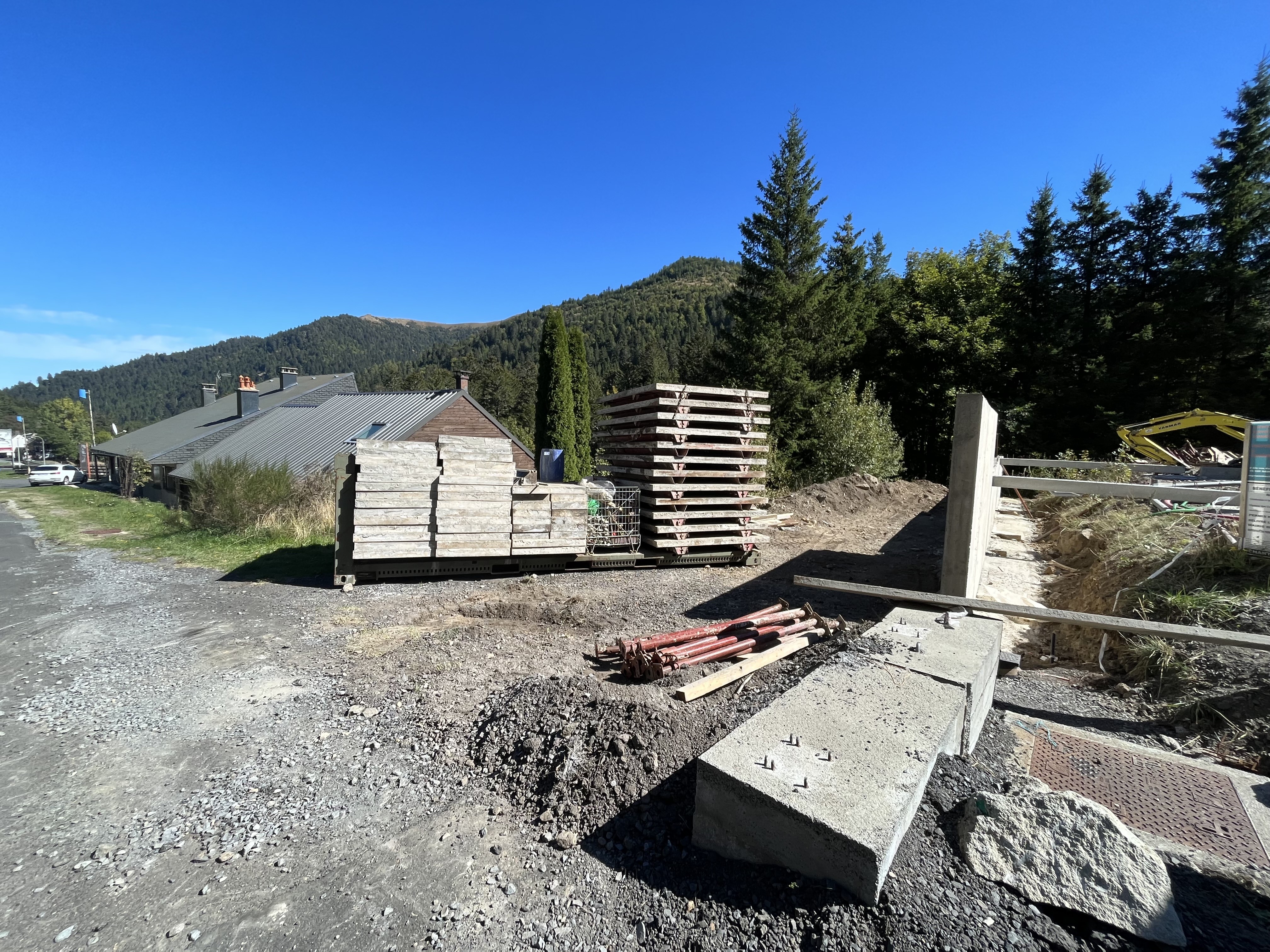 les chalets en construction près du bec de l'aigle