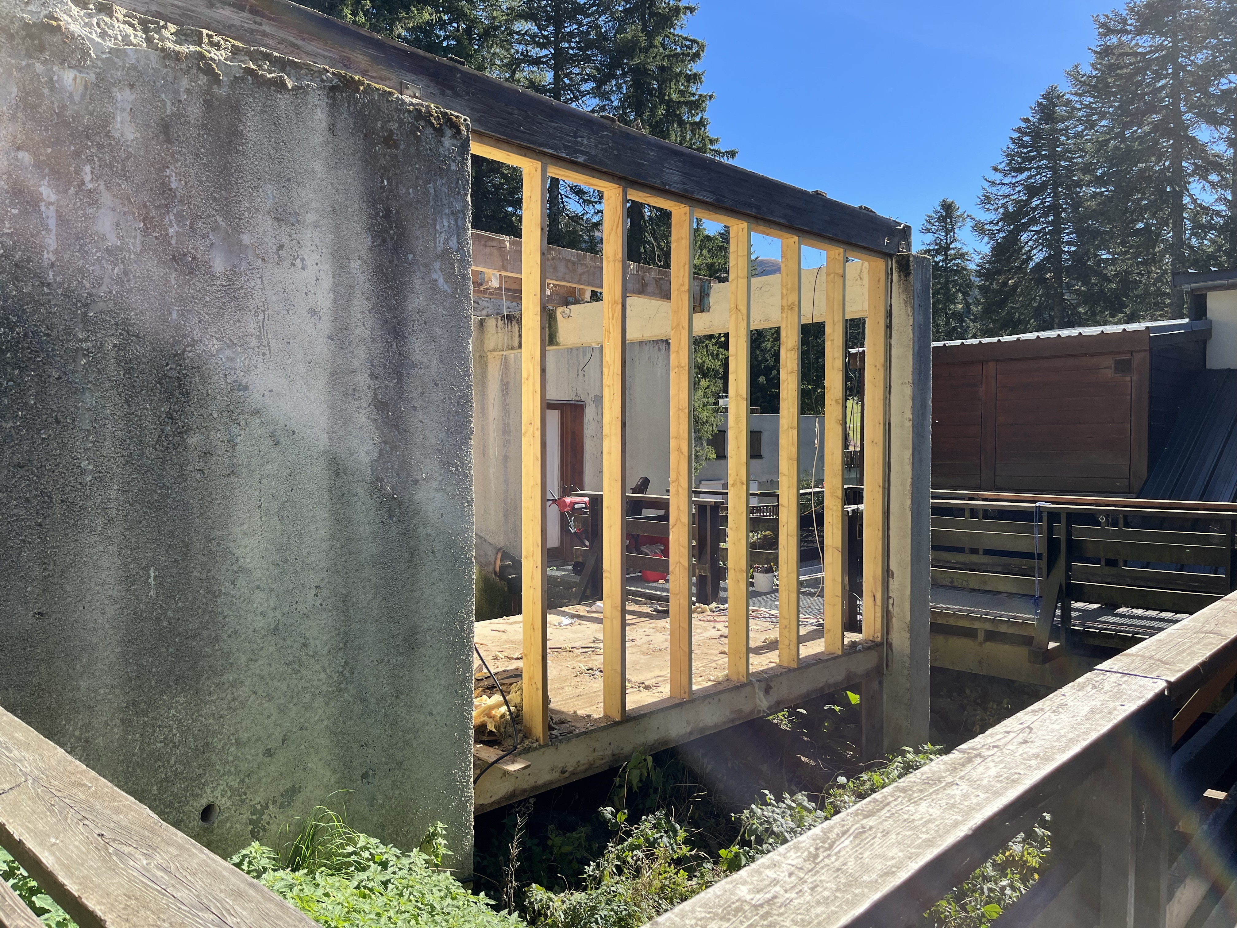 démontage des vieux chalets hotel  rocher du cerf