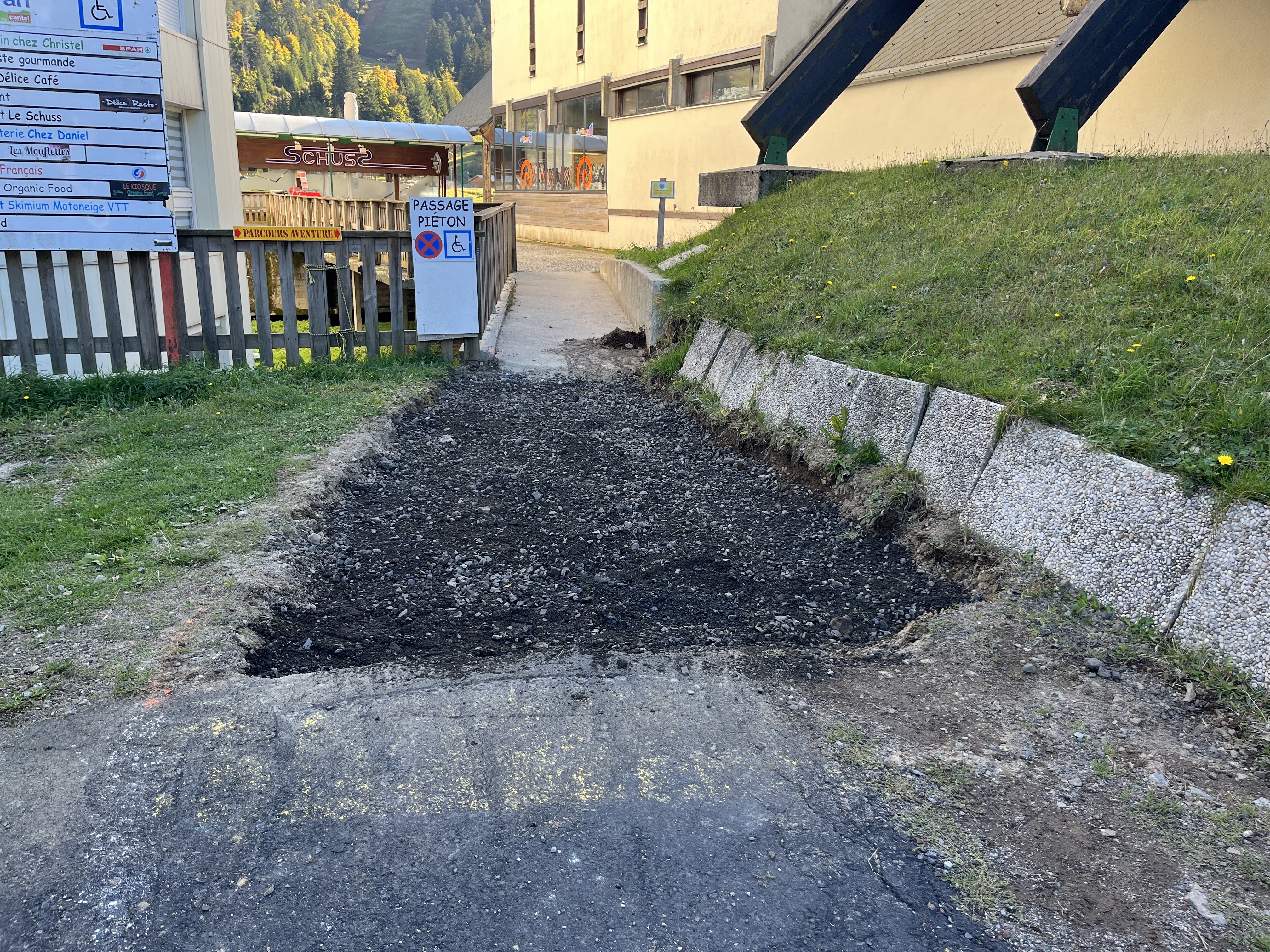 chemin accès poussettes bébé et fauteuils PMR